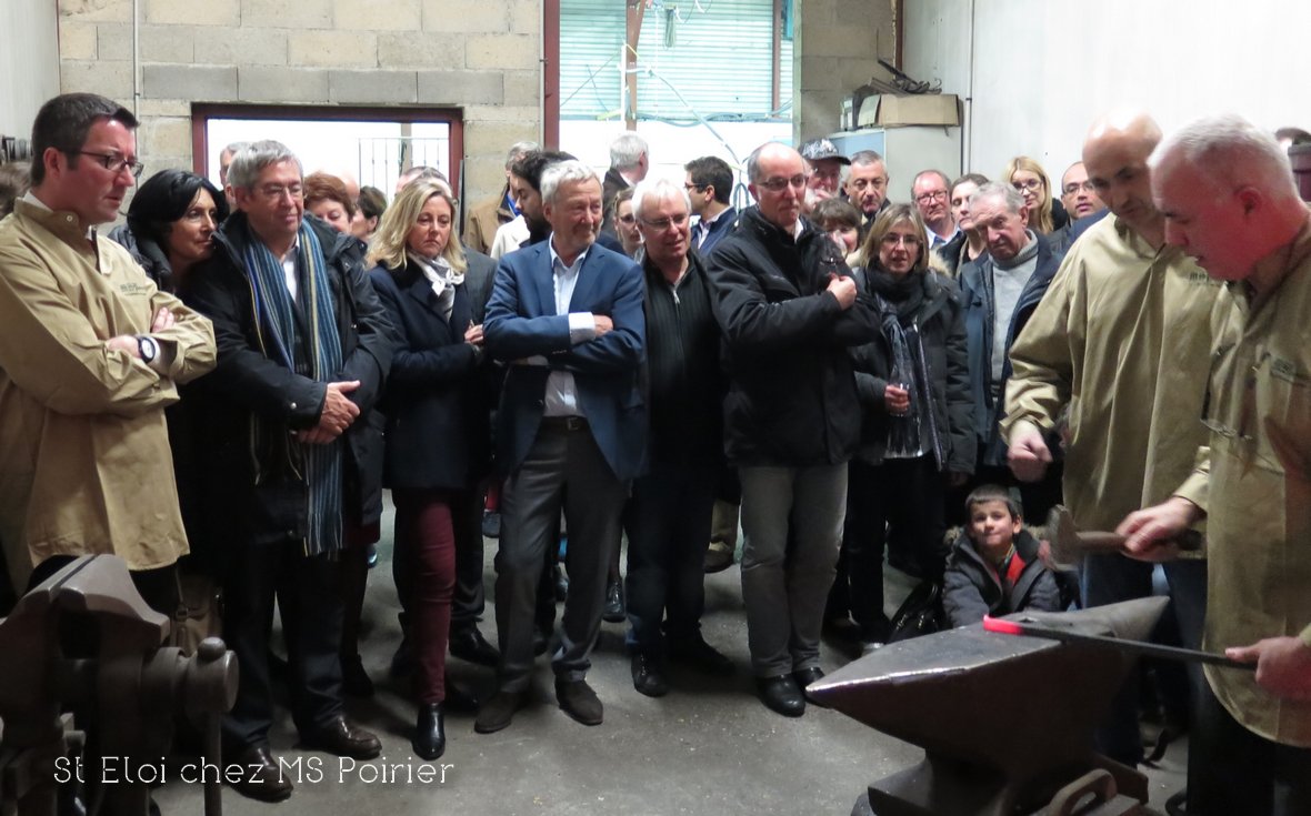 Cours de ferronnerie devant un public de clients