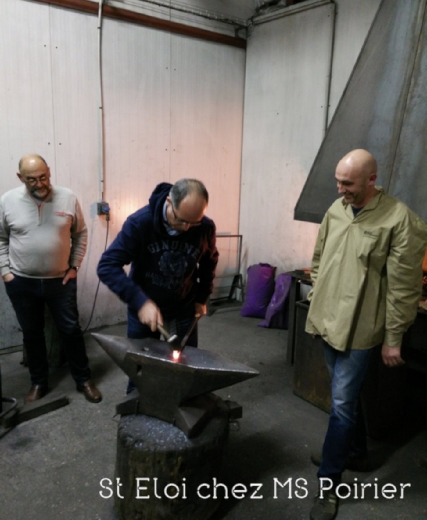 débutant forge un fer rouge