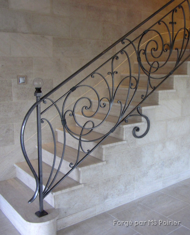 Rampe d'escalier en fer forgé ciré avec main courante fer