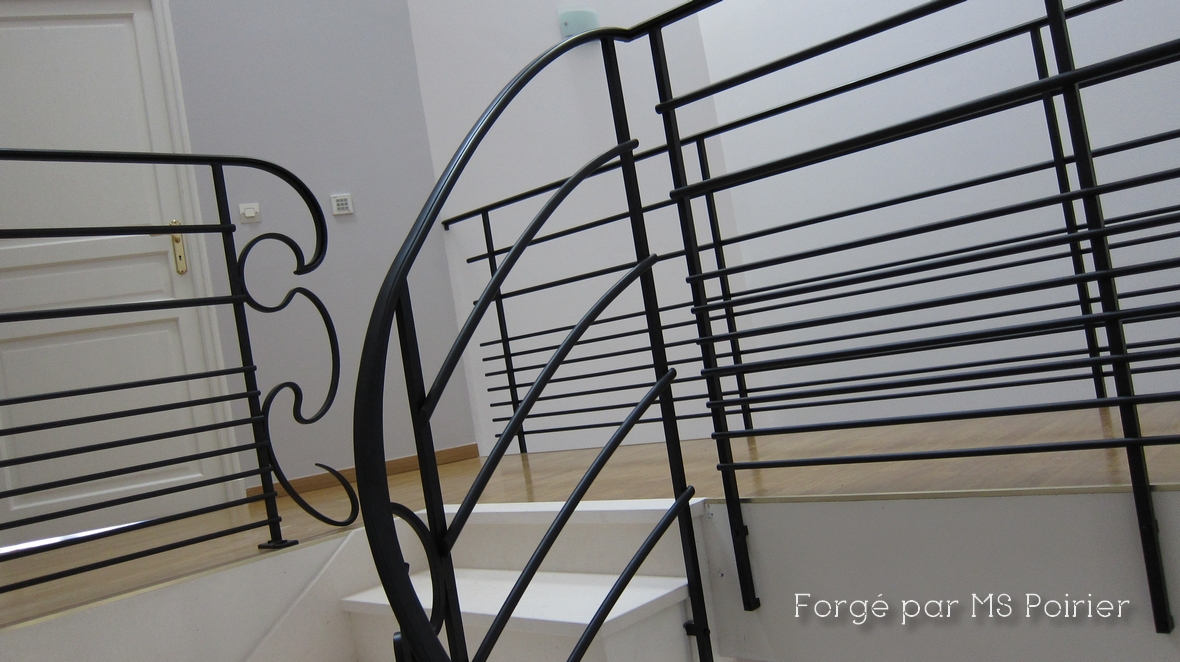 Garde-corps épuré bateau, fer forgé minimaliste, simplicité et é artistique