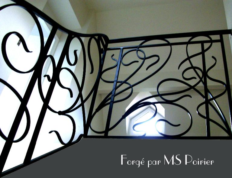 Dans le pur style Art nouveau, une rampe en fer forgé de MS Poirier